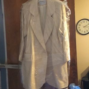 White wool coat. 2 front pockets.